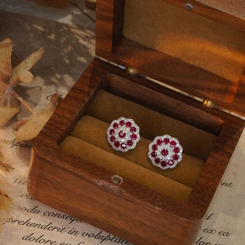 Olśniewające Wykwintne Kolczyki Vintage z Rubinowym Kwiatem dla Kobiet Czerwone Efektowne Kolczyki Sztyfty Płatki Śniegu Odpowiednie do Codziennej Biżuterii