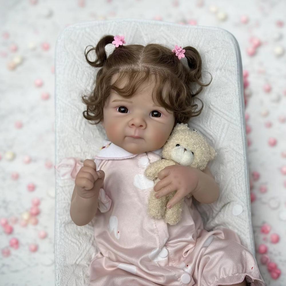 48cm Roztomilé Reborn Bábiky Bettie Mäkké Látkové Telo Bábika Novorodeniatka Realistické Ručne Vyrábané Zapustené Kučeravé Vlasy Simulačné Bábiky pre Deti Hračky na Hranie