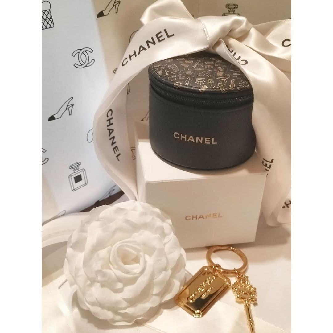 Used CHANELPresentBOX icon motif when purchasing a watch