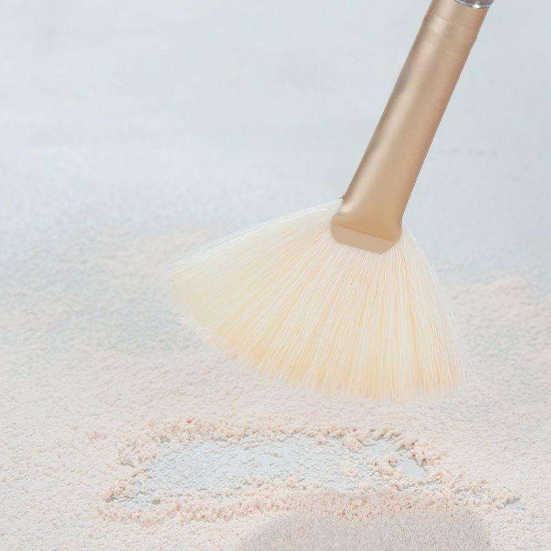 Soft Fan Shaped Makeup Brush Portable Highlight Contour Blending Brushes for Loose Powder Cosmetics Beauty Care Makeup Tools