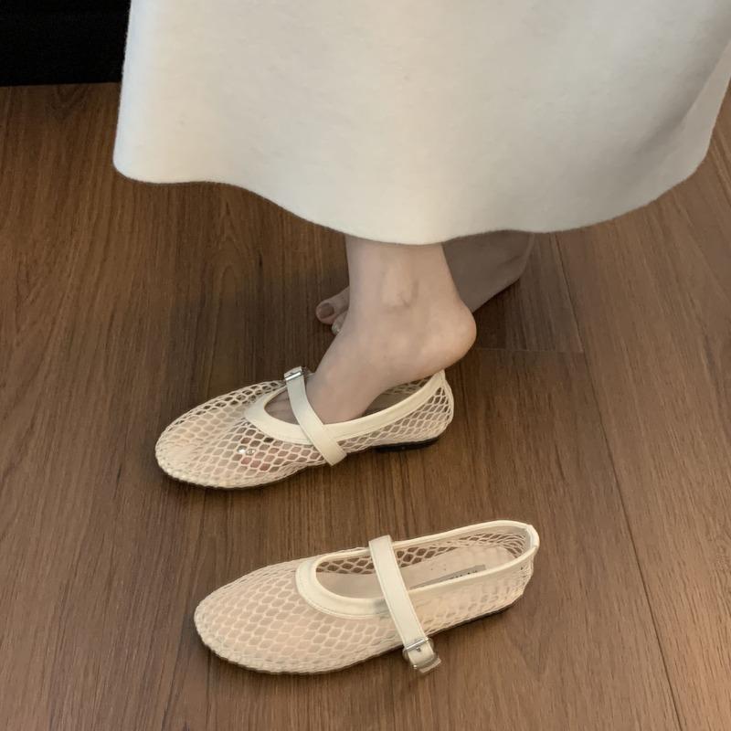 Neue atmungsaktive Sandalen mit ausgehöhlten Einzelschuhen für Damen, flach und einfüßig