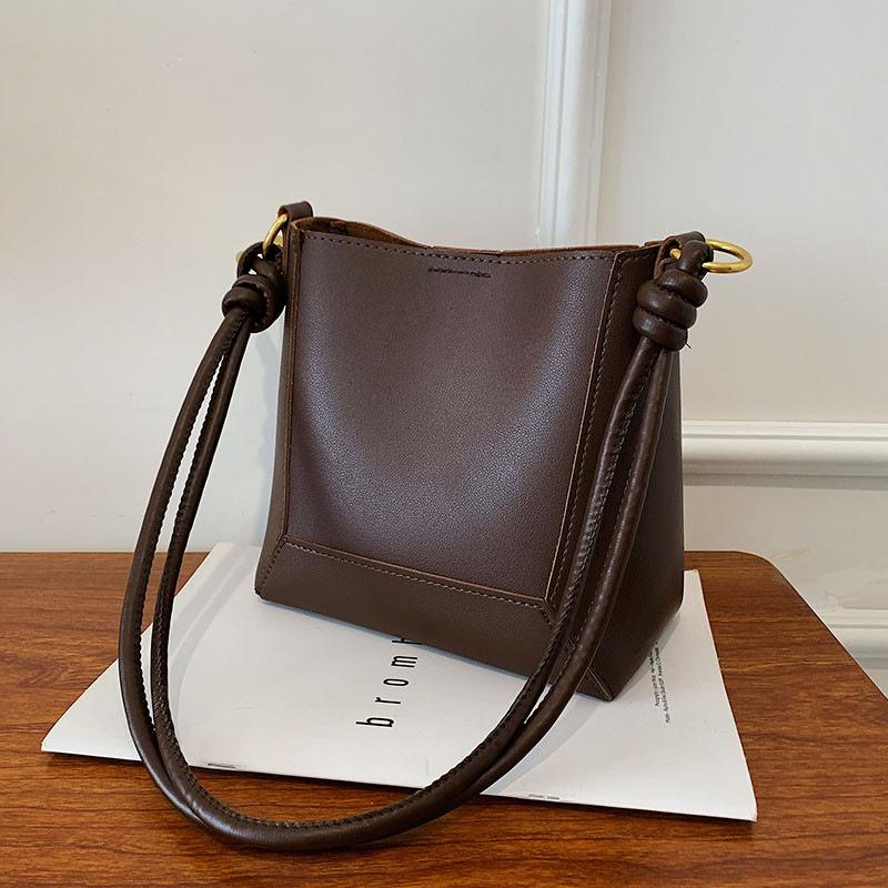 Single shoulder messenger bag, commuter bucket bag, high-end sense, simple child and mother, retro bag, niche large-capacity women's bag