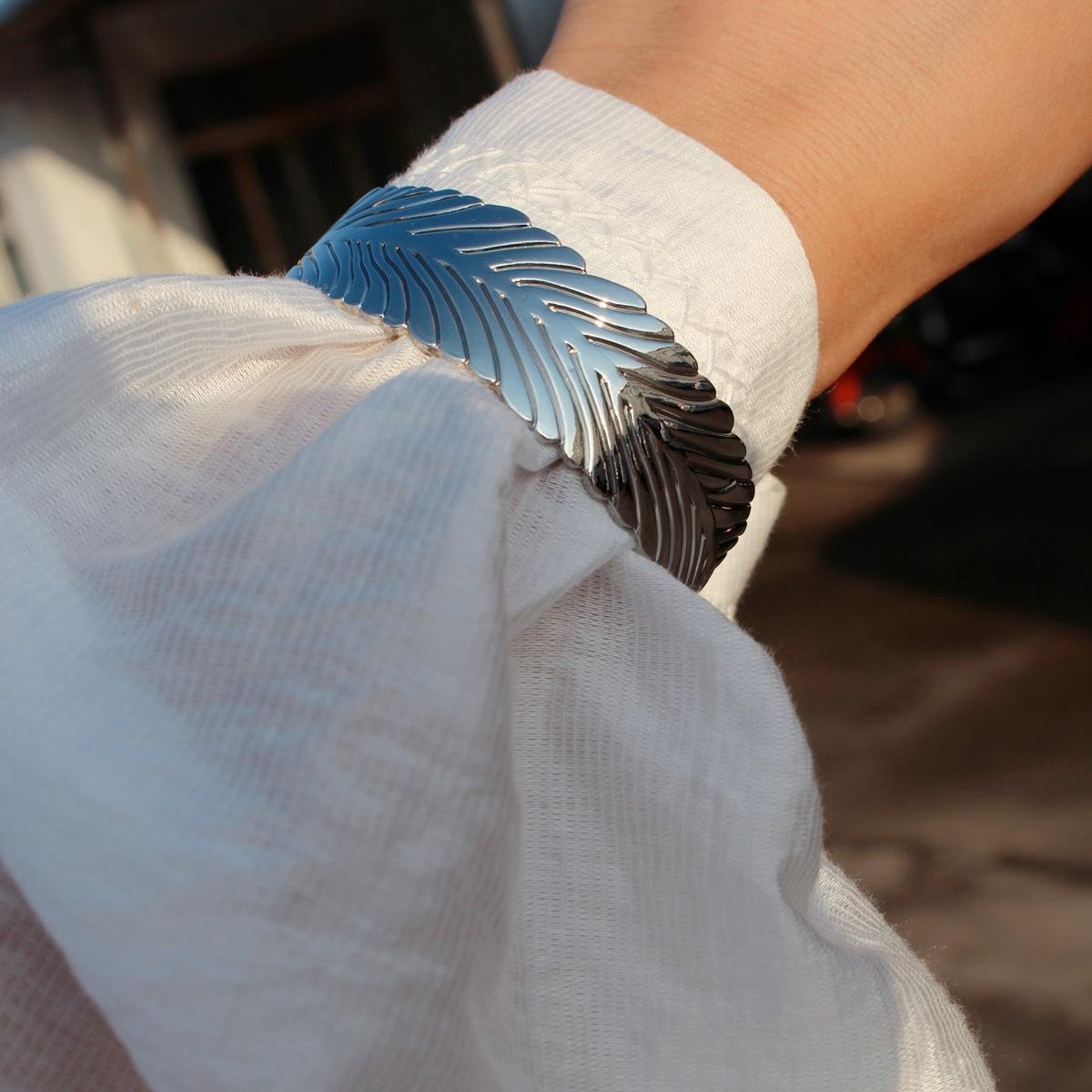 

Тяжелая промышленность преувеличенный толстый выпуск трехмерный перо абстрактный лист завод отдел открытый браслет ниша премиум-класса Sense браслет 827 белого золота