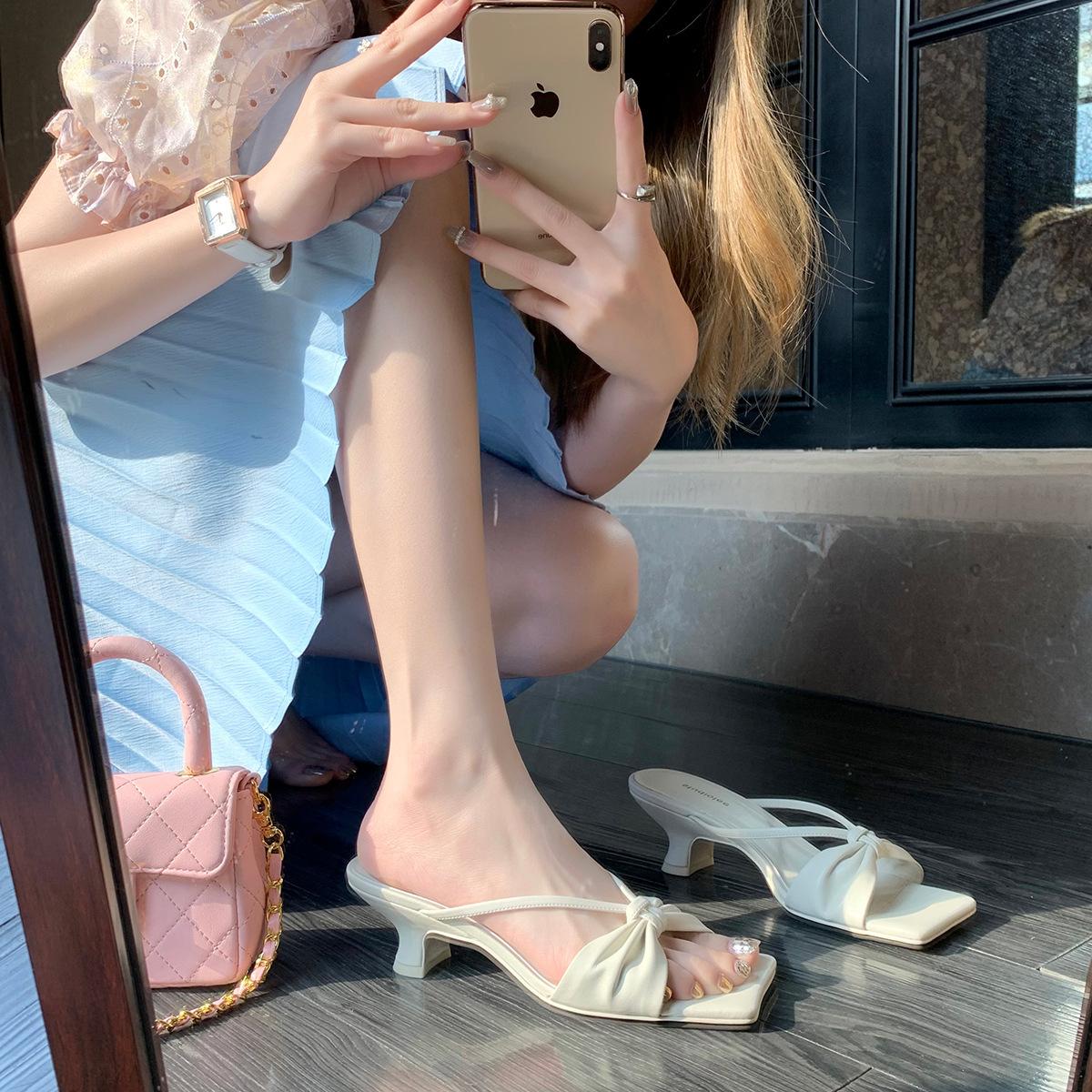 

2025 summer French medium heel sandals bow one-word square head thin heel leather summer outer slippers women 40 молочный белый