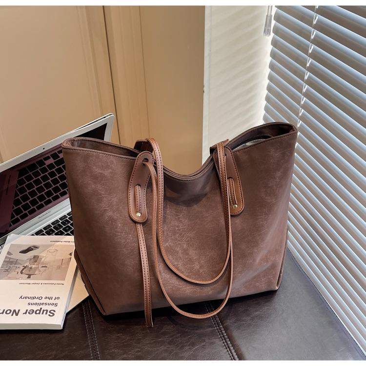 

Сумка-тоут большой вместимости в минималистичном стиле, женская, новая популярная универсальная сумка через плечо 2025 года, студенческая сумка для учебы и поездок на работу темно-коричневого