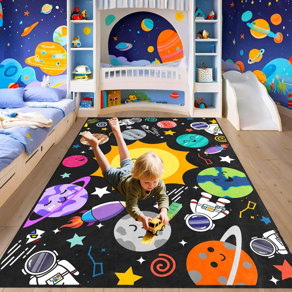 Kober s planetou z vesmíru - Dekorace dětského pokoje s galaktickým motivem, Koberec se sluneční soustavou pro chlapeckou ložnici a učebnu, Podložka na hraní