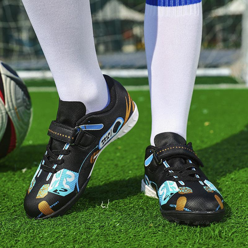 

New boys football shoes TF broken nails children students girls Velcro leather waterproof breathable grass training shoes 29 чёрный