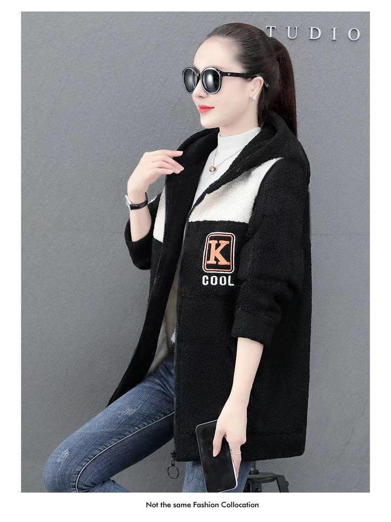 Damski sweter-płaszcz z haftem, blokami kolorów, z wełny jagnięcej - Średniej długości, podszyty polarem, sztuczne futro, luźny krój, Moda jesień/zima