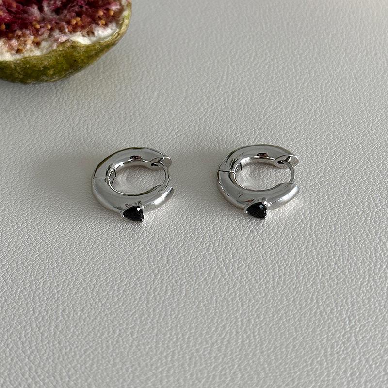 Love Zircon Ear Buckles Women's Small Personality Black Heart Earrings Sweet and Cool Girls Earrings