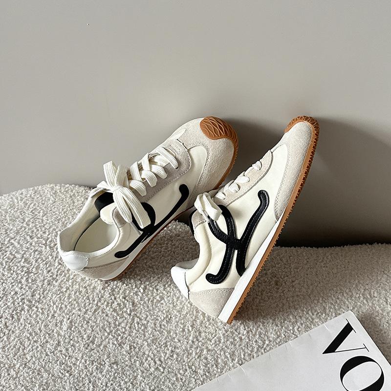 2025 vår och höst mjukbottnade tyska träningsskor Wang Yibo samma asymmetriska stora tå snörning ledig stil Forrest Gump skor dam