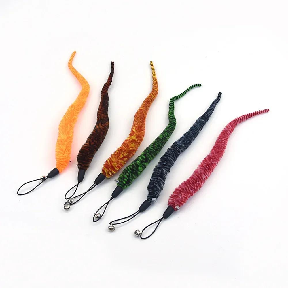 Kätzchen spielt Haustierzubehör Wurm an einer Schnur Katzenspielzeug Interaktiver Lustiger Katzenstab Spielzeug Flauschige Feder mit Glöckchen Katzenstab Spielzeug