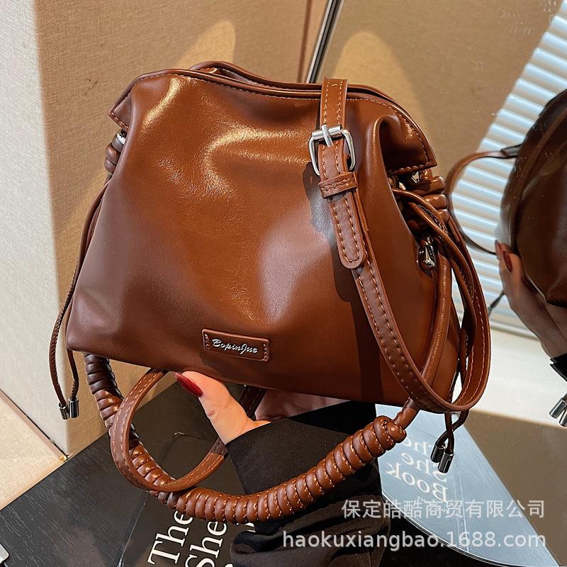 This Year's Popular Small Bag Women's Autumn and Winter Retro 2025 New Niche One-shoulder Messenger Bag Pleated Bucket Bag