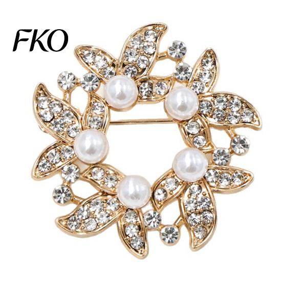 Non-deforming Brooch Pin, Faux Pearl Wreath Design Lapel Pin with Rhinestones Inlaid, Anti-fade Circular Flower Leaf Garland for Coats Shirts