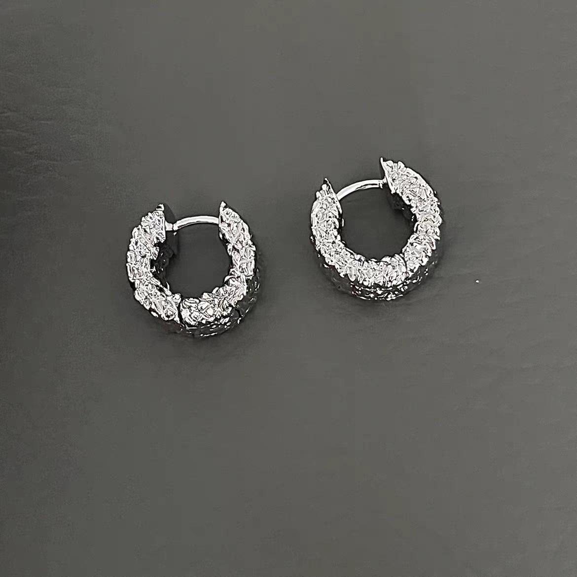 

French Threaded C-Type Ear Buckle European and American Niche Design Earrings Metal Texture Women s Earrings Versatile Ear Clips