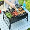 Grote opvouwbare draagbare zwarte BBQ-barbecuegrill buiten houtskoolreispicknick
