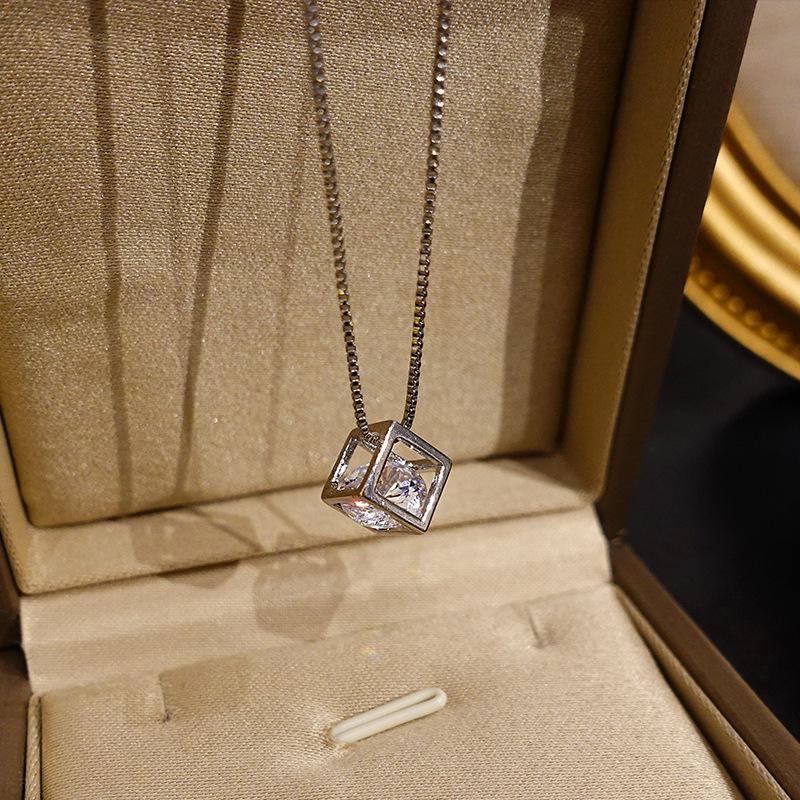 Personalized Clavicle Chain Luxury Pendant Necklace for Women - Cool, Niche Design