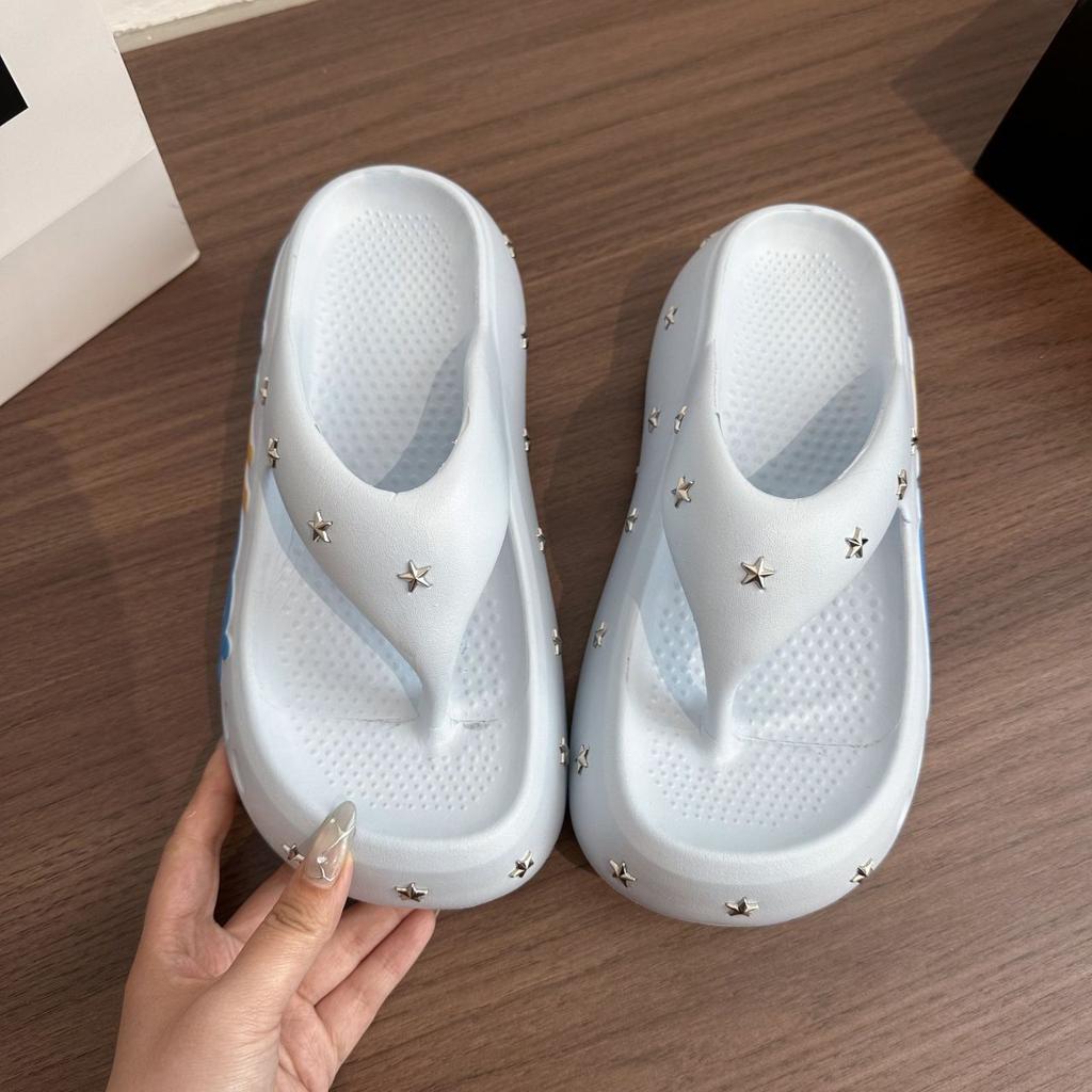 Rutschfeste lässige Zehensandalen sind beliebt, superweiche dicksohlige Stern-Hausschuhe werden draußen getragen, neue Modelle für Sommer und Herbst 2025