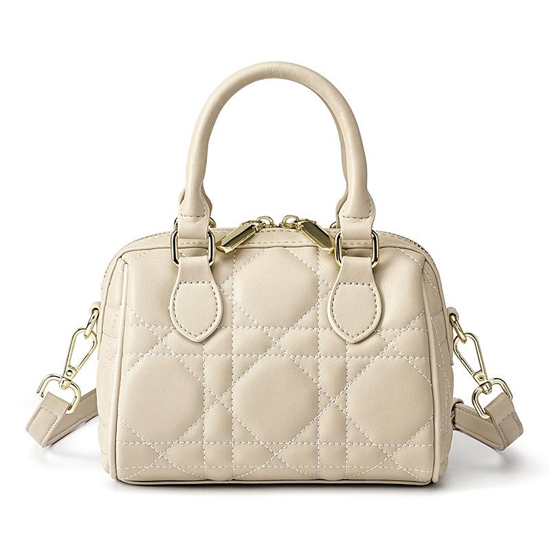 

Сумка-бостон из натуральной кожи — это модная и универсальная наплечная сумка для женщин. One Size бежевый