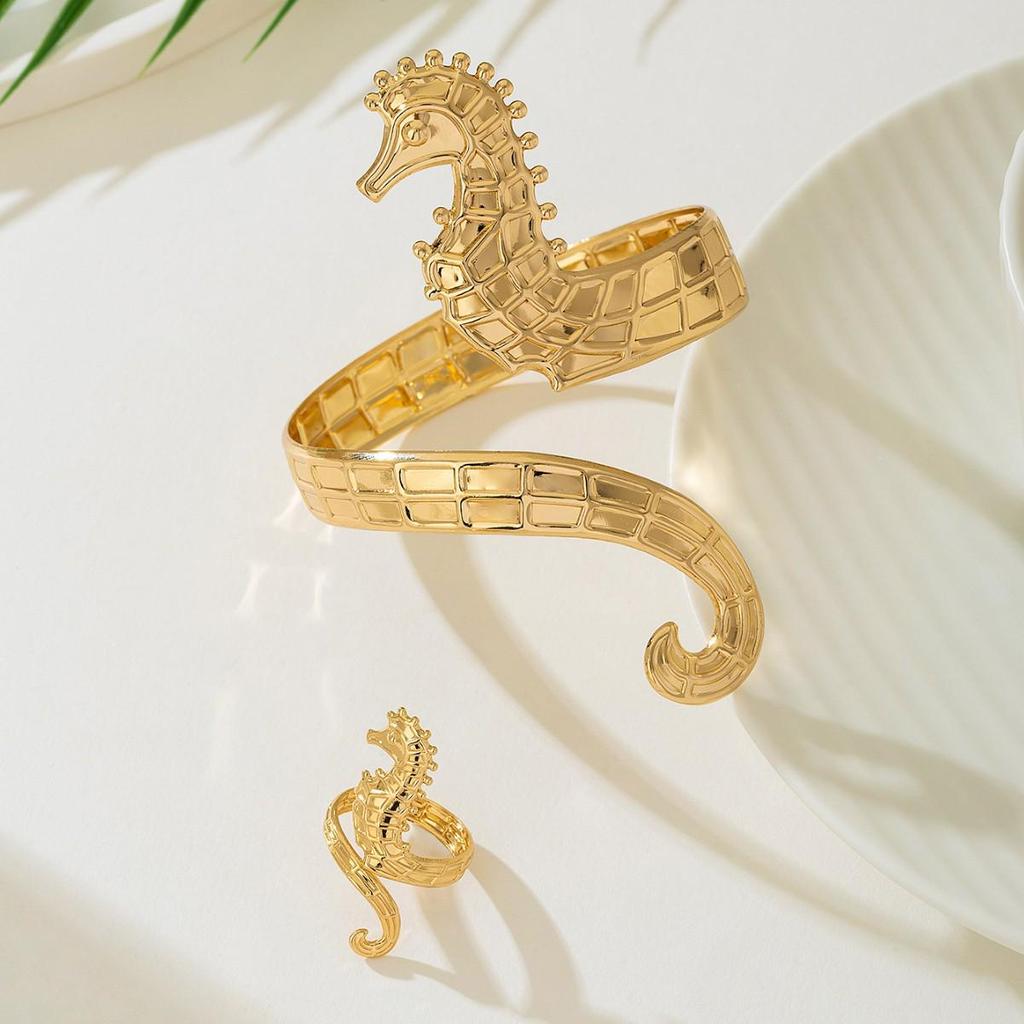 European & American Minimalist Seahorse Bracelet: Luxurious Summer Hand Jewelry for Women