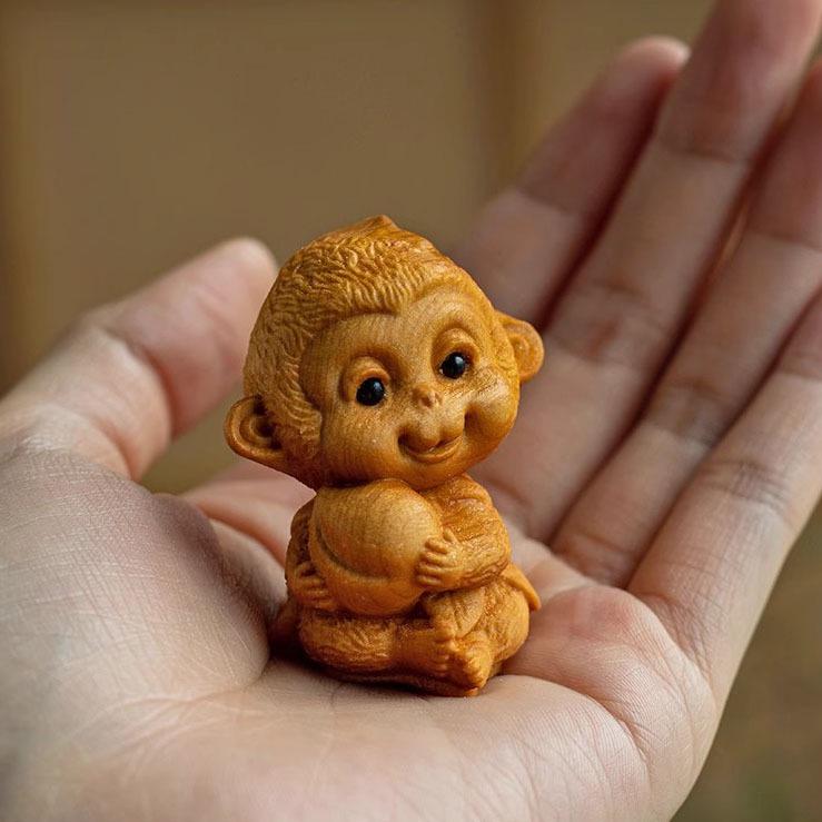 Handheld Zodiac Animal Thuja Wood Carvings: Cute Office Desk Healing Gifts