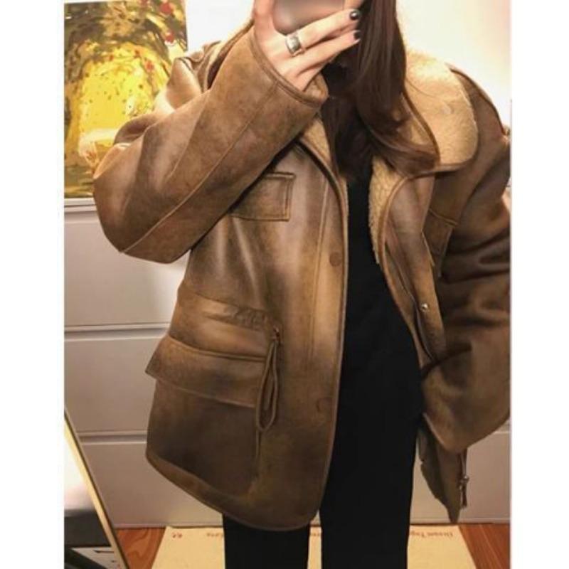 Wearing thickened coats on both sides, tall women are retro and versatile, loose and fashionable, and old temperament locomotive clothes.