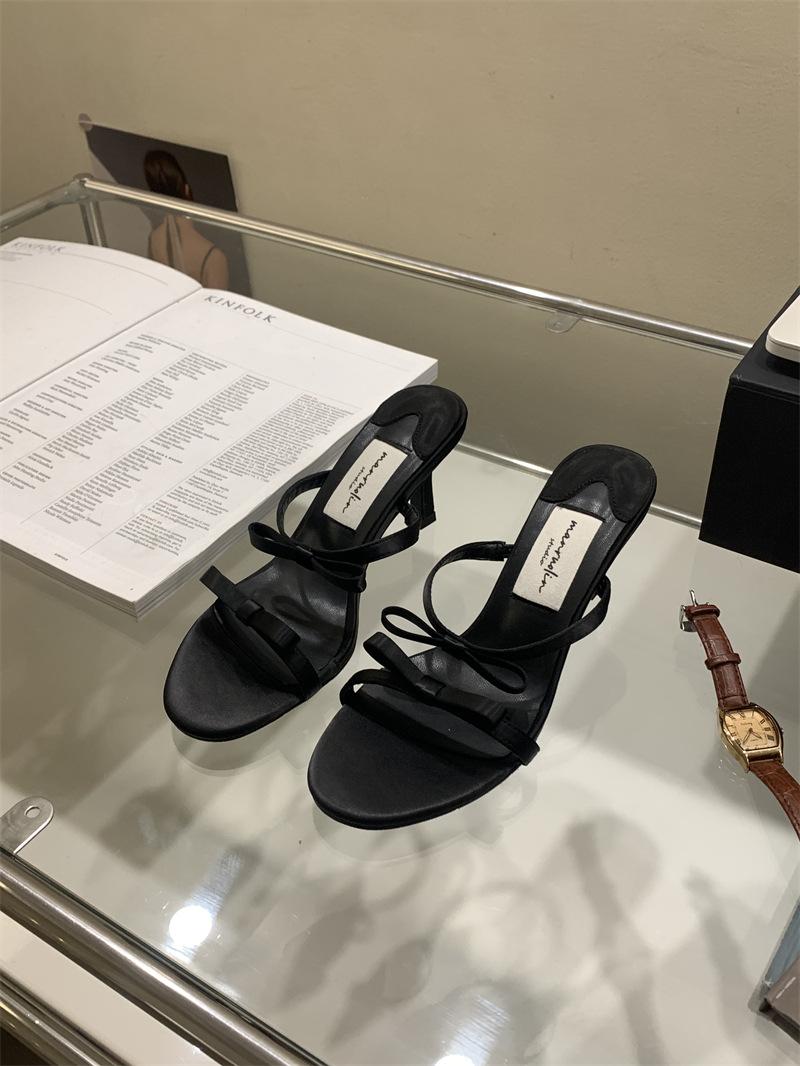 

2025 новые французские сандалии в стиле феи, верхняя одежда, летнее слово с бантом, тонкий каблук, элегантные женские тапочки на высоком каблуке 39 чёрный