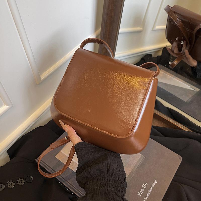 

Versatile premium texture commuter shoulder armpit bag women s new niche fashion solid color small square bag коричневый
