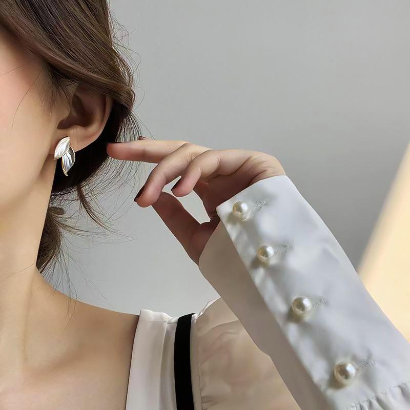 Silver Needle Simple Leaves Cold Stud Earrings Women's New Popular Temperament Versatile Elegant Earrings
