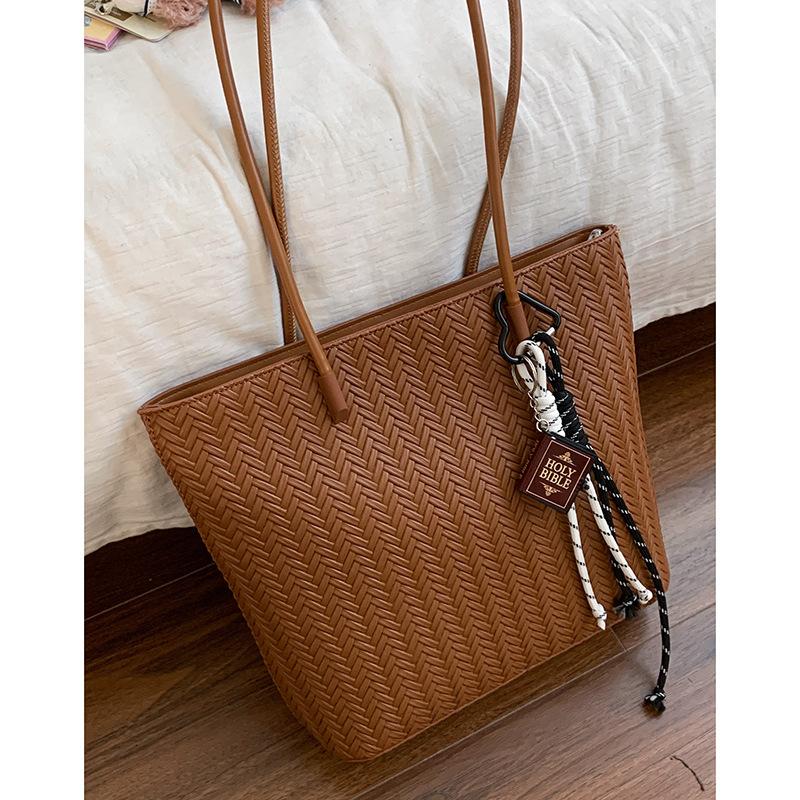 

Retro high-end single shoulder commuter bag women s bag 2025 new solid color simple tote bag versatile underarm bag коричневий