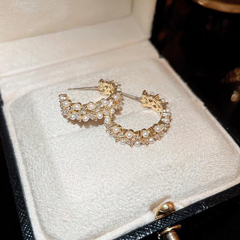 Cercei Stud Argintiu Retro Francez în Formă de C cu Diamante și Perle - Design Elegant și Unic de Lux Lejer