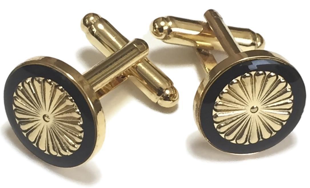 

Cufflinks Chrysanthemum crest cufflinks off the charm of Chrysanthemum crest cufflinks Good luck Chrysanthemum emblem Comes with a special box