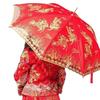 Eleganter roter Brautschirm mit gestickter Spitzkante und langem Griff für Hochzeiten