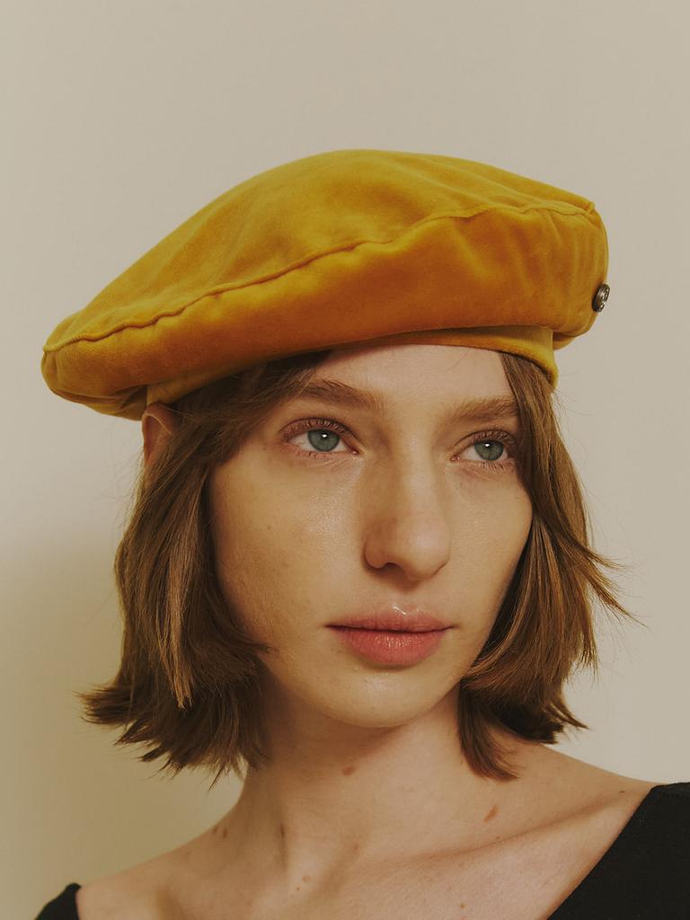 Poejidam [Let There Be Light] Velvet Beret In Mustard