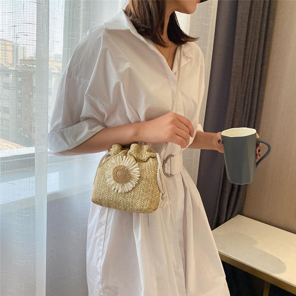 Fashion Drawstring Straw Messenger Bag Crossbody Handbag Summer Shoulder Bag Flower Straw Bucket Bag for Photo Shooting