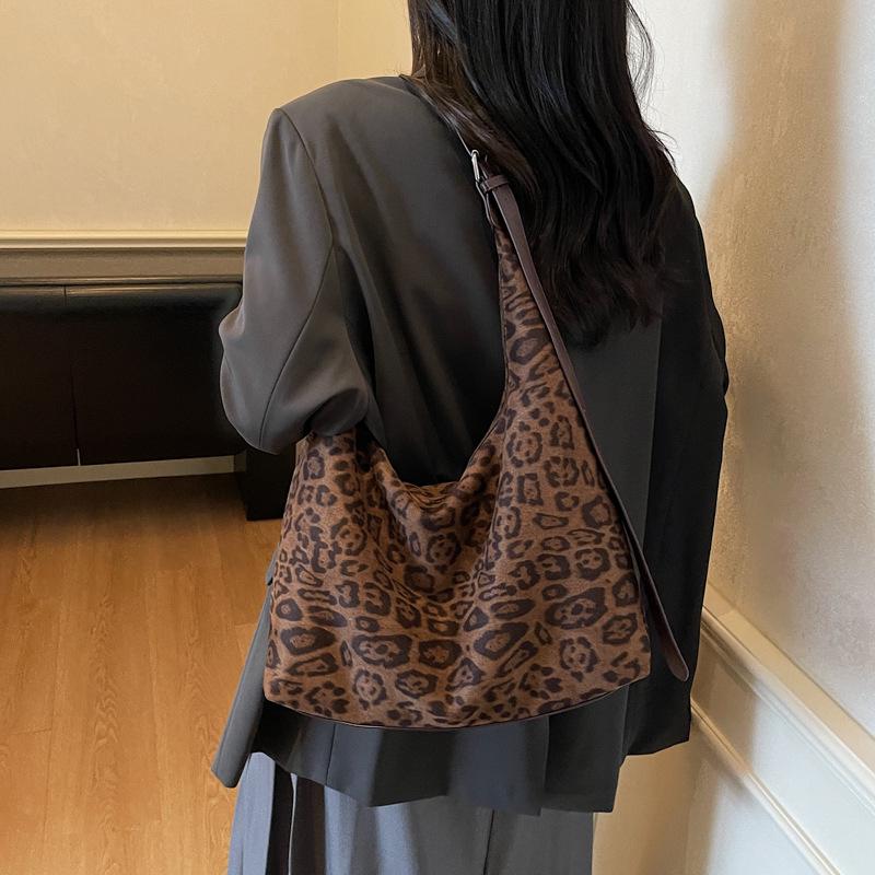 2025 New Retro Leopard Print Suede Tote: Large Capacity Autumn/Winter Shoulder Bag for Women - Korean Fashion Commute Style