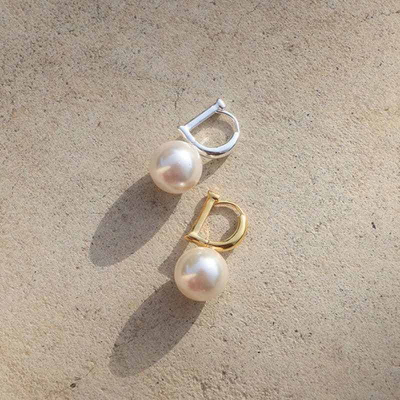 

modernlike 14k gold-filled silver D balloon pearl earrings Silver (Silver 925)