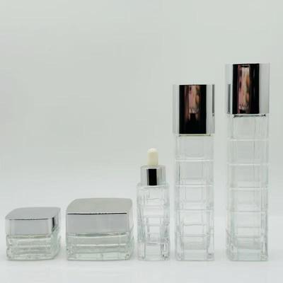 Set de Îngrijire a Pielii din Sticlă Pătrată: Sticle de Toner/Loțiune de 100ML și 120ML, Sticlă de Ser de 40ML, Borcane de Cremă de 50g și 30g.