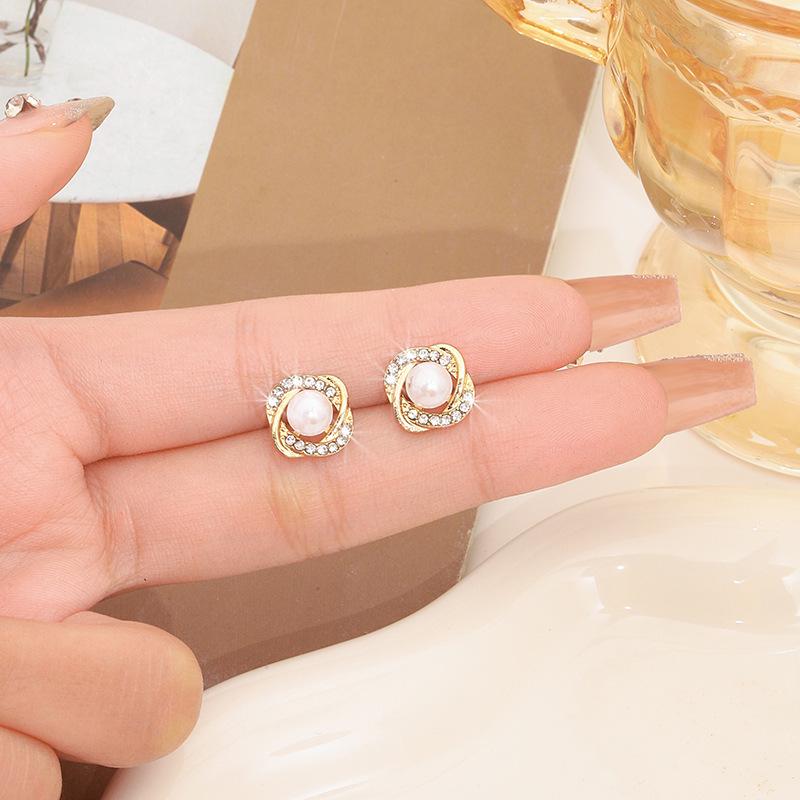 S925 Silver Needle Vortex Pearl Earrings: New, Stylish, and Luxurious with a Niche Appeal