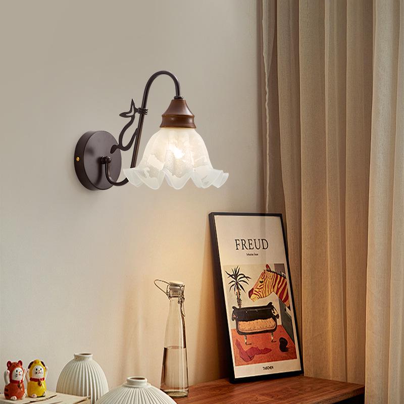 Französische Mid-Century Blumenwandleuchte in Retro-Walnuss - Kreatives Nanyang-Stil Nachttischlicht