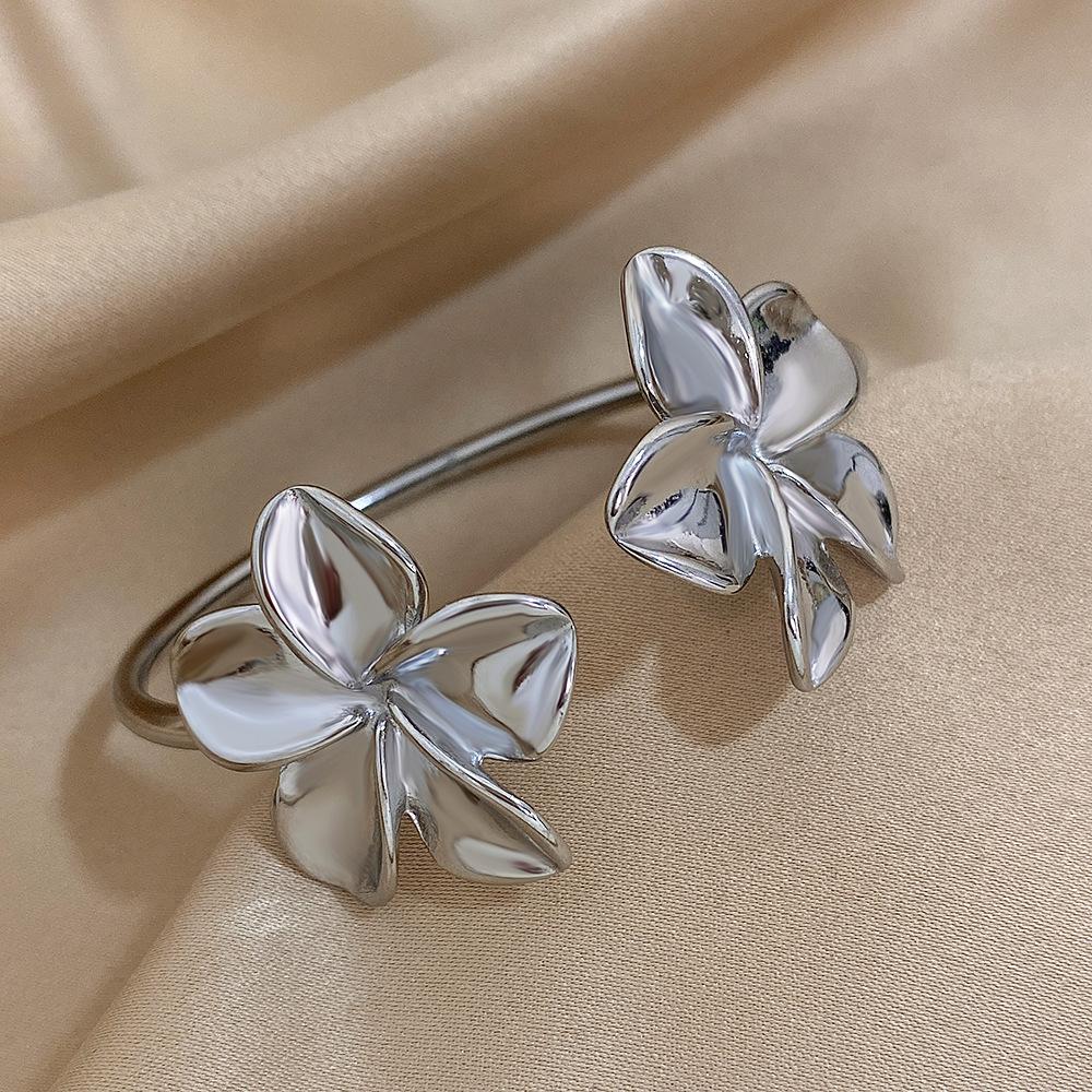 Stylish Double Big Flower Cuff Bracelet Fashion Creative Gold/Silver Color Metal Floral Bangle For Women Personality Simple Dail