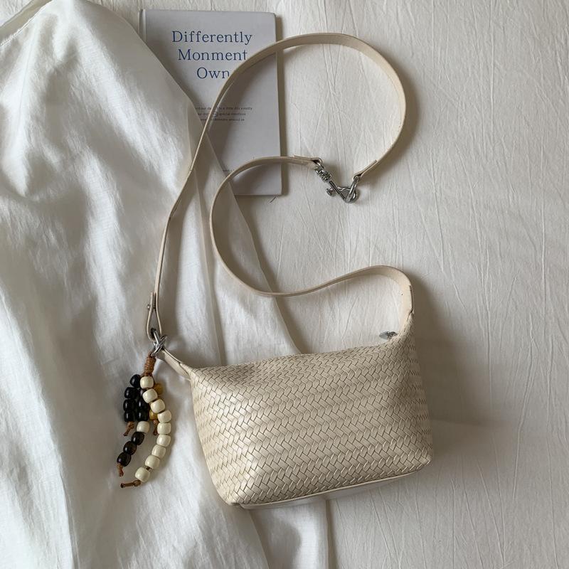 

2025 niche design bag new women s bag fashion commuter shoulder armpit bag retro super fire woven handbag