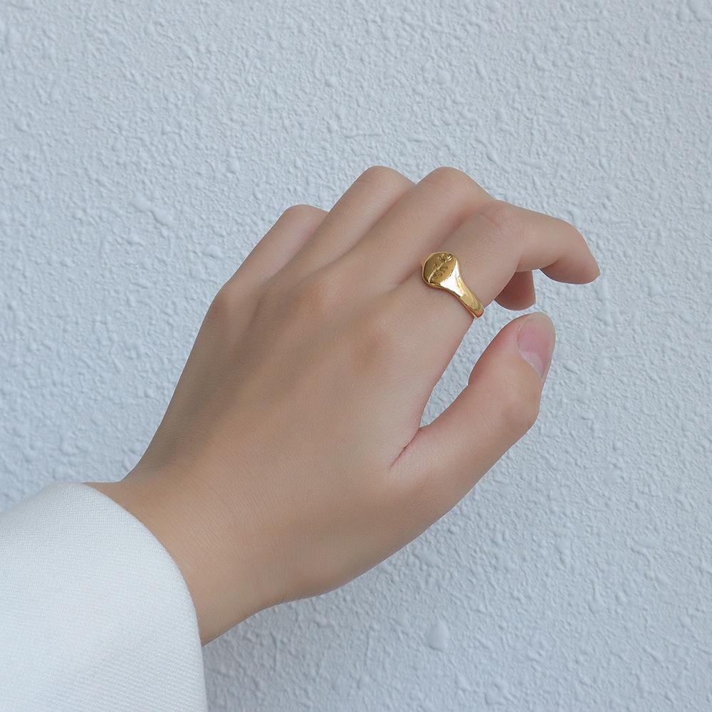 European & American Fashionable Retro Rose Texture Ring, Women's 18K Gold-Plated Titanium Steel Index Finger Jewelry.