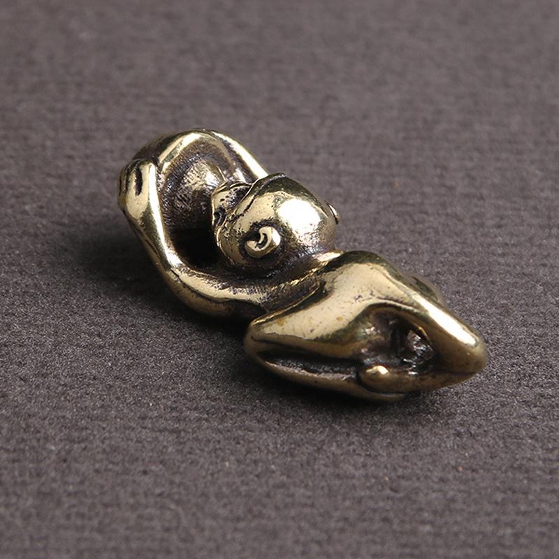 

Винтажная латунная подвеска-брелок в виде старой обезьяны, держащей слитки и деньги (Цзиньбао), зодиакальная обезьяна, подвеска-талисман жёлтый