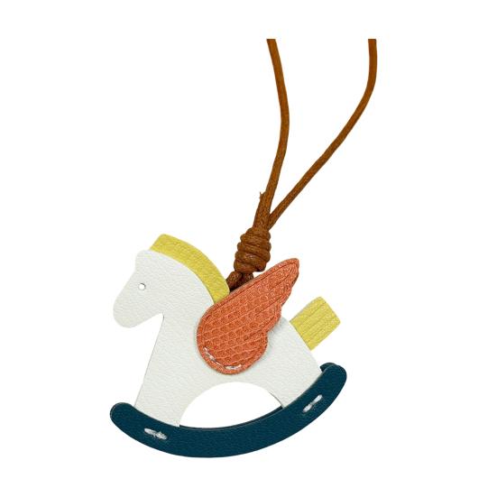 Väskhänge Miljövänlig Gunghästnyckelring i konstläder med repsnodd Vingdesign Väskor Biltillbehör