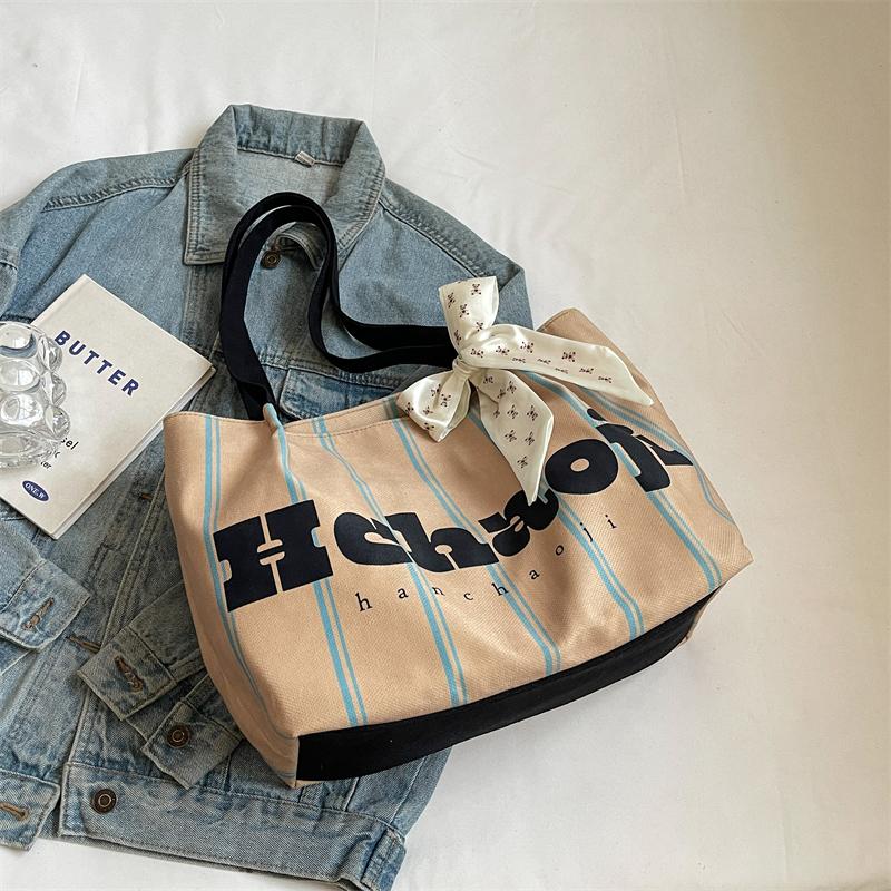 Женская холщовая сумка контрастного цвета в полоску с буквами — фото 10