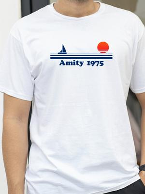 Amity 1975 Sonnenuntergang Segelboot Sonnenaufgang Sommer Ozean Urlaub T-Shirt Kurzarm Vintage Spruch Ho