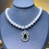 Elegant And Retro Pearls Necklace High-End Exquisite Diamonds Inlay Hollow Out Oval Water Dropl Emerald Pendant Banquet Jewelry