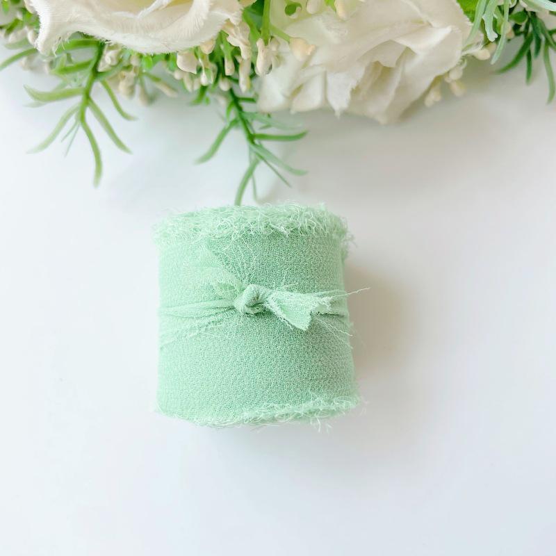 Handgerissenes Chiffonband: Dekorative Girlanden, Haarbänder mit Blumenbindungen und Kuchendekor.