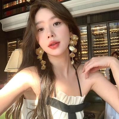 Französisch Gold Blume Quaste Einzigartige Ohrringe Damen High-End Sinn Leichter Luxus Wunderschöne Ohrstecker Übertrieben Und Kleines Gesicht