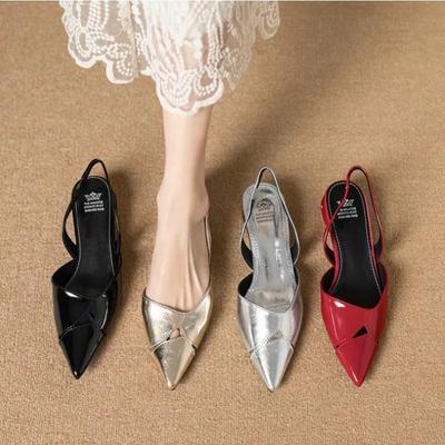 Luxus-Pumps aus Lackleder für Damen, mit niedrigem Absatz, ausgehöhlt, dicken Sohlen, silbrige High-End-Sandalen für Damen 2024, spitze Einzelschuhe